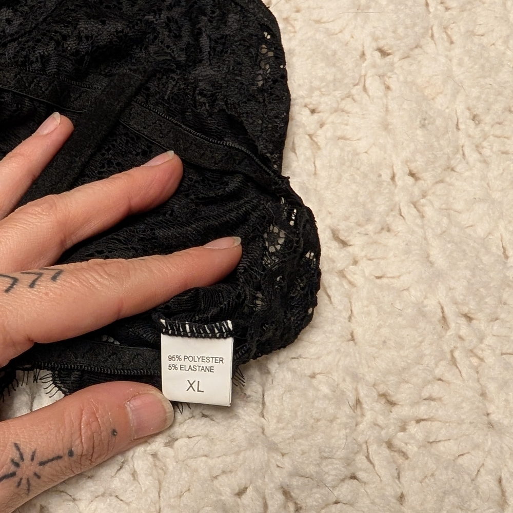 Elegant Black Lace Bralette - Picture 3 of 3